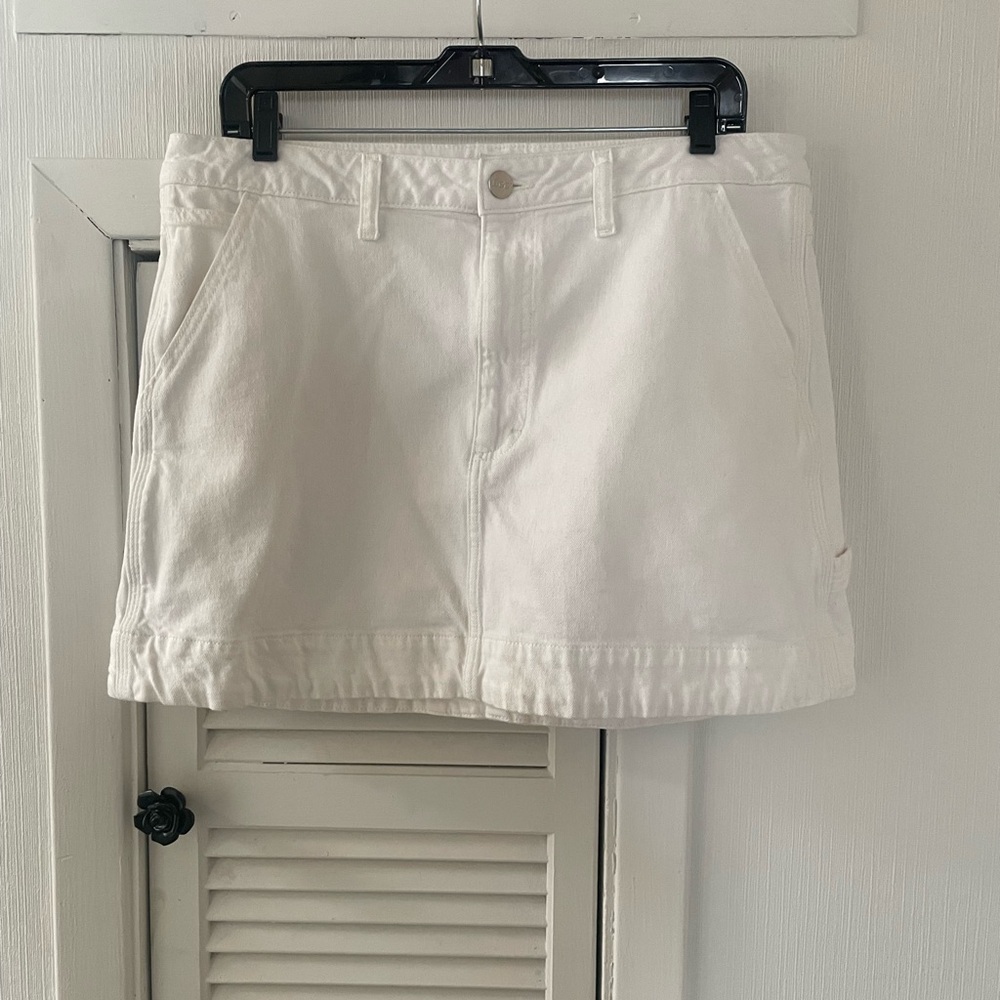 Lee Heritage Workwear White Jean High Rise Mini Cargo Skirt
Sz 12M​